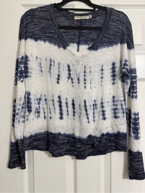 Chance or Fate Navy & White Tie-Dye V-Neck Long Sleeve Top